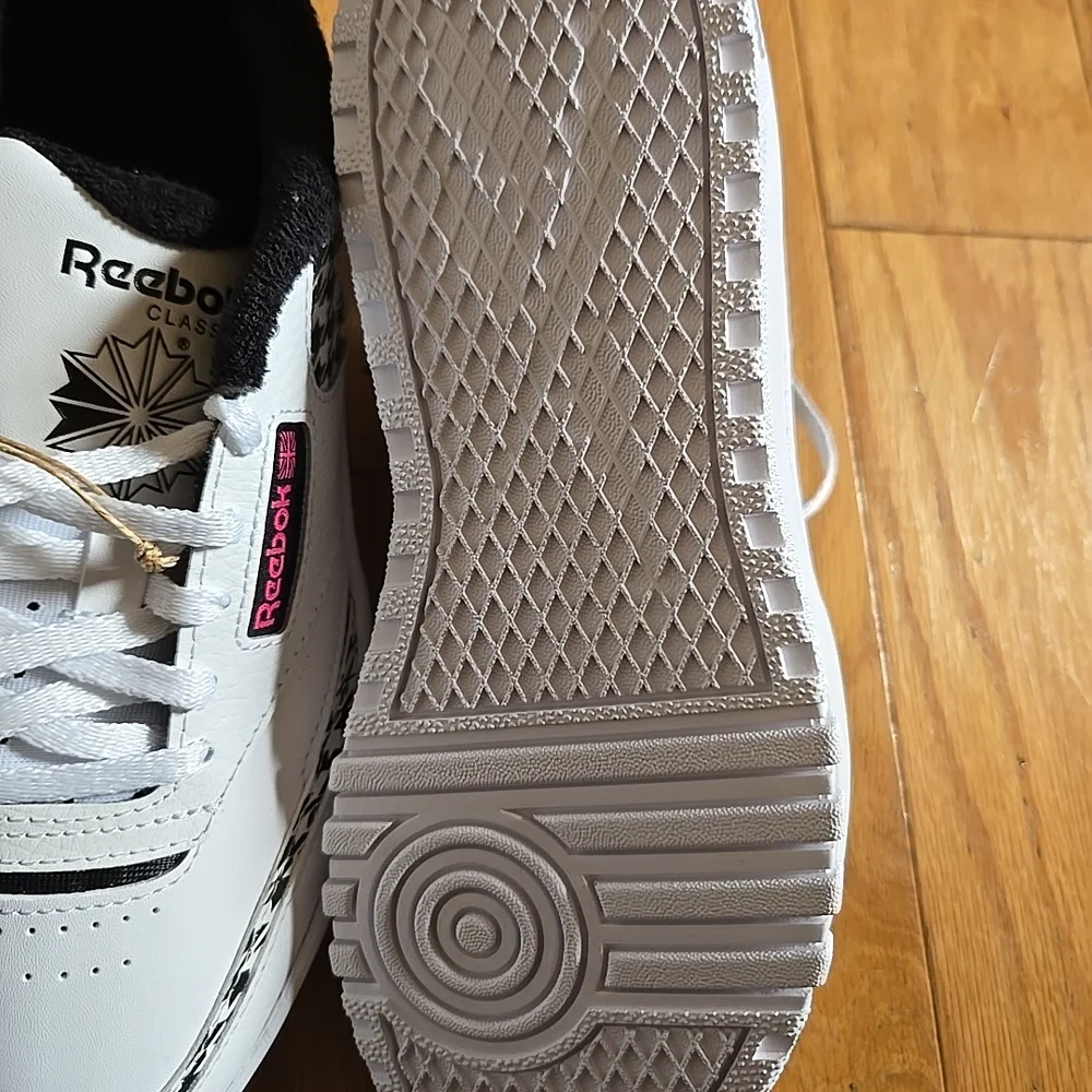 NWT Reebok girls size 5 Sneakers - White with Black Accents Pink letters